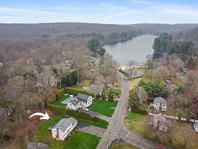 98 W Lake Rd, Trumbull, CT 06611 United States