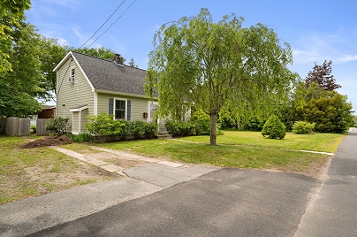 8 Maple Ave, Clinton, CT 06413 United States