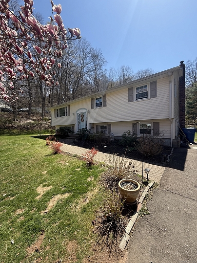 43 Humming Bird Dr, North Branford, CT 06472 United States