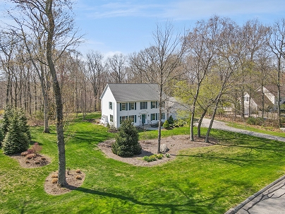 11 Eska Dr, Ledyard, CT 06339 United States