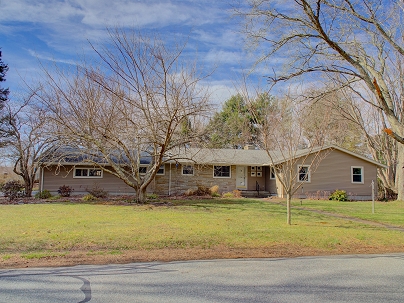 35 Woodridge Cir, Ledyard, CT 06335 United States