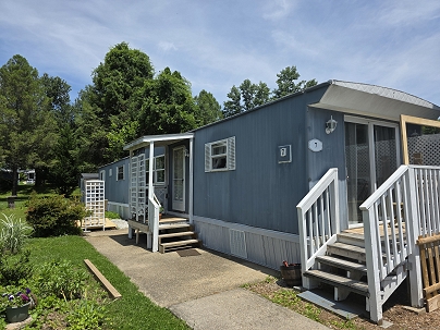 26 Farm View Dr, Norwich, CT 03660 United States