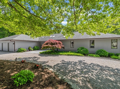 17 Westwood Dr, Waterford, CT 06385 United States