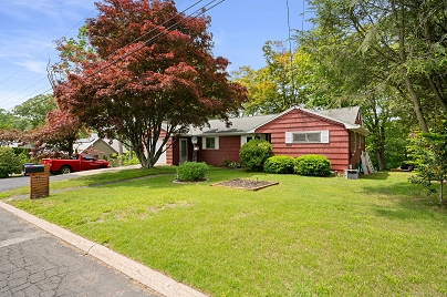 41 Wintergreen Dr, Waterford, CT 06375 United States